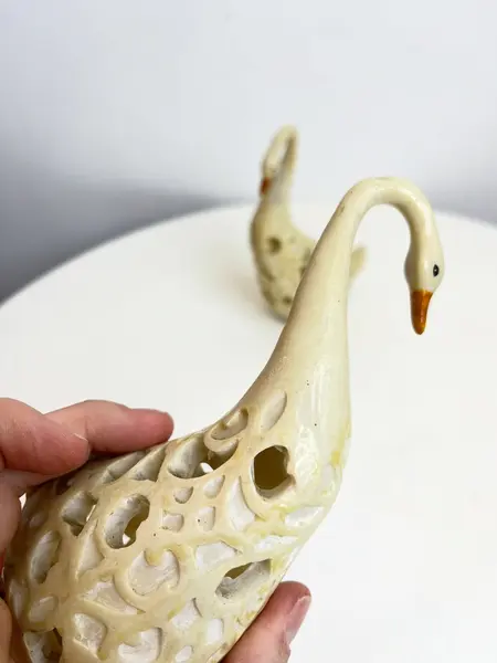 Foto de um(a) Cisne em resina decorativo, da categoria de Objetos decorativos. Cisnes em resina recortados. Mínimas marcas do tempo e uso. Medidas: 16x9cm**VALOR DO ANÚNCIO É UNITÁRIO**. Mostrado de uma perspectiva diferente. Vendido no marketplace Trésors.