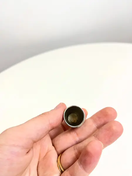 Foto de um(a) ​Dedal em metal com desenho de galo português, da categoria de Outros colecionáveis. Dedal em metal com desenho de galo português. Leves marcas do tempo e uso. Medidas: 3x2cm. Mostrado de uma perspectiva diferente. Vendido no marketplace Trésors.
