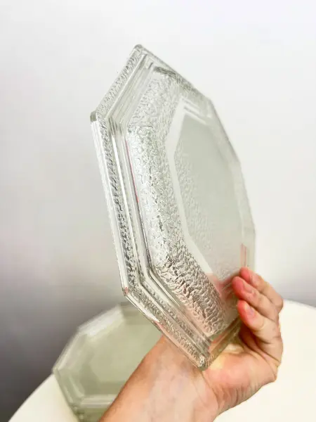 Foto de um(a) Jogo com 06 pratos de sobremesa, da categoria de Jogos de pratos. Jogo com 6 pratos de sobremesa em vidro texturizado, da década de 70. Perfeito estado. Medidas: 20x20cm. Mostrado de uma perspectiva diferente. Vendido no marketplace Trésors.