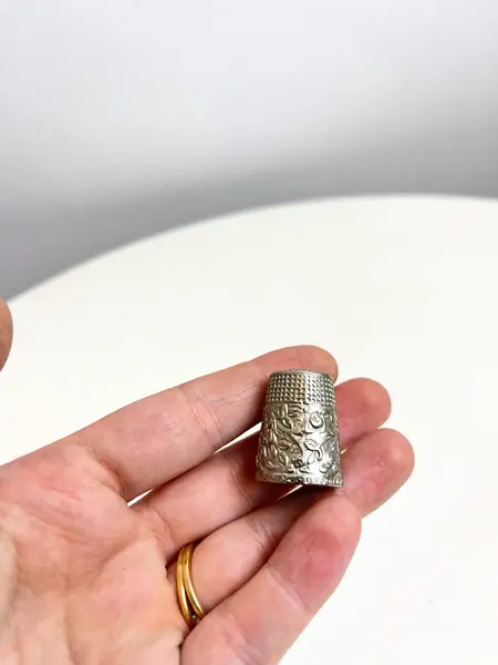 Foto de um(a) ​Dedal em metal com desenho de galo português, da categoria de Outros colecionáveis. Dedal em metal com desenho de galo português. Leves marcas do tempo e uso. Medidas: 3x2cm. Mostrado de uma perspectiva diferente. Vendido no marketplace Trésors.