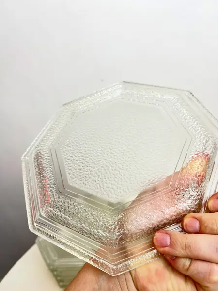 Foto de um(a) Jogo com 06 pratos de sobremesa, da categoria de Jogos de pratos. Jogo com 6 pratos de sobremesa em vidro texturizado, da década de 70. Perfeito estado. Medidas: 20x20cm. Mostrado de uma perspectiva diferente. Vendido no marketplace Trésors.