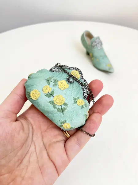 Foto de um(a) Bolsa e sapatinho colecionáveis em resina, da categoria de Outros colecionáveis. Bolsa e sapatinho colecionáveis em resina. Leves marcas do tempo e uso como mostrado nas fotos. Medidas bolsa: 8x6cmMedidas... Mostrado de uma perspectiva diferente. Vendido no marketplace Trésors.