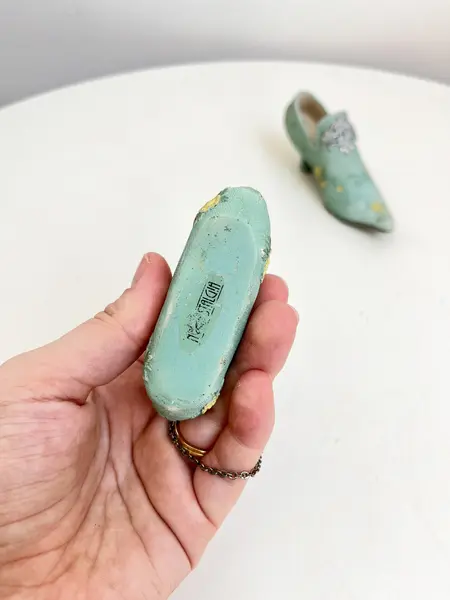 Foto de um(a) Bolsa e sapatinho colecionáveis em resina, da categoria de Outros colecionáveis. Bolsa e sapatinho colecionáveis em resina. Leves marcas do tempo e uso como mostrado nas fotos. Medidas bolsa: 8x6cmMedidas... Mostrado de uma perspectiva diferente. Vendido no marketplace Trésors.