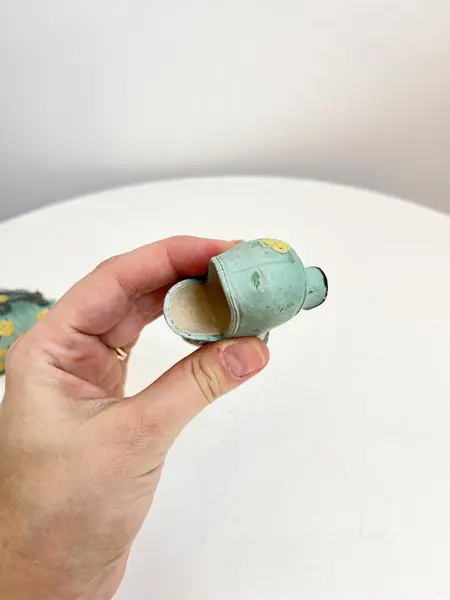 Foto de um(a) Bolsa e sapatinho colecionáveis em resina, da categoria de Outros colecionáveis. Bolsa e sapatinho colecionáveis em resina. Leves marcas do tempo e uso como mostrado nas fotos. Medidas bolsa: 8x6cmMedidas... Mostrado de uma perspectiva diferente. Vendido no marketplace Trésors.