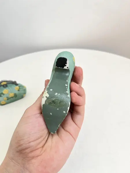 Foto de um(a) Bolsa e sapatinho colecionáveis em resina, da categoria de Outros colecionáveis. Bolsa e sapatinho colecionáveis em resina. Leves marcas do tempo e uso como mostrado nas fotos. Medidas bolsa: 8x6cmMedidas... Mostrado de uma perspectiva diferente. Vendido no marketplace Trésors.