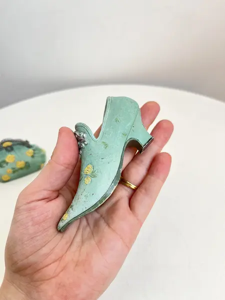 Foto de um(a) Bolsa e sapatinho colecionáveis em resina, da categoria de Outros colecionáveis. Bolsa e sapatinho colecionáveis em resina. Leves marcas do tempo e uso como mostrado nas fotos. Medidas bolsa: 8x6cmMedidas... Mostrado de uma perspectiva diferente. Vendido no marketplace Trésors.