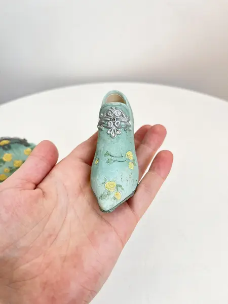 Foto de um(a) Bolsa e sapatinho colecionáveis em resina, da categoria de Outros colecionáveis. Bolsa e sapatinho colecionáveis em resina. Leves marcas do tempo e uso como mostrado nas fotos. Medidas bolsa: 8x6cmMedidas... Mostrado de uma perspectiva diferente. Vendido no marketplace Trésors.