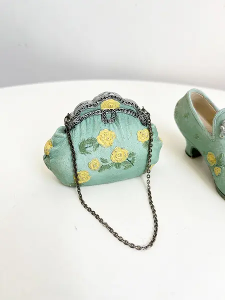 Foto de um(a) Bolsa e sapatinho colecionáveis em resina, da categoria de Outros colecionáveis. Bolsa e sapatinho colecionáveis em resina. Leves marcas do tempo e uso como mostrado nas fotos. Medidas bolsa: 8x6cmMedidas... Mostrado de uma perspectiva diferente. Vendido no marketplace Trésors.