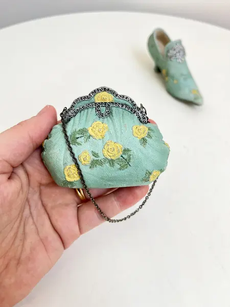 Foto de um(a) Bolsa e sapatinho colecionáveis em resina, da categoria de Outros colecionáveis. Bolsa e sapatinho colecionáveis em resina. Leves marcas do tempo e uso como mostrado nas fotos. Medidas bolsa: 8x6cmMedidas... Mostrado de uma perspectiva diferente. Vendido no marketplace Trésors.