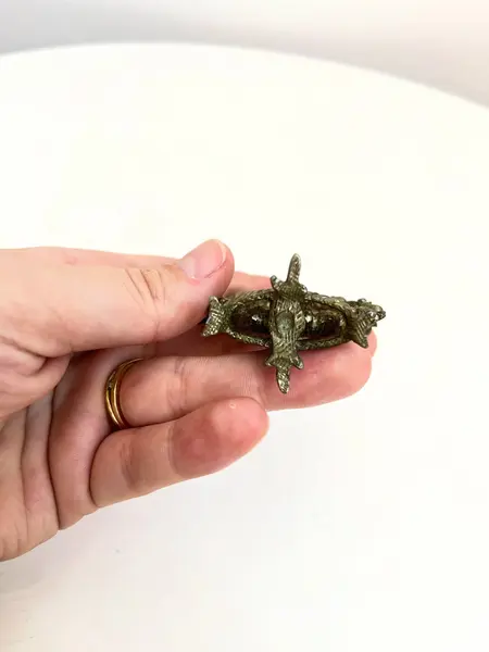 Foto de um(a) Pequeno porta retrato em metal, da categoria de Porta retratos. Pequeno porta retrato em metal. Marcas do tempo e uso como nas fotos. Medidas: 7x5cm. Mostrado de uma perspectiva diferente. Vendido no marketplace Trésors.