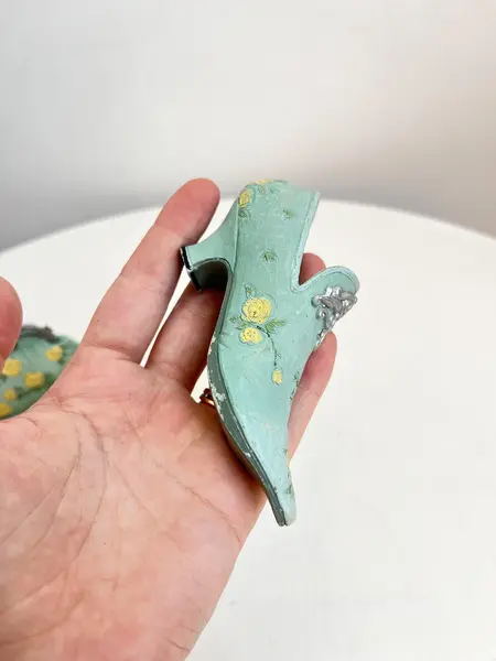 Foto de um(a) Bolsa e sapatinho colecionáveis em resina, da categoria de Outros colecionáveis. Bolsa e sapatinho colecionáveis em resina. Leves marcas do tempo e uso como mostrado nas fotos. Medidas bolsa: 8x6cmMedidas... Mostrado de uma perspectiva diferente. Vendido no marketplace Trésors.