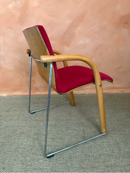 Foto de um(a) Cadeira Thonet S320, da categoria de Cadeiras, bancos e banquetas. Com o selo original da Thonet, a S320 é um modelo criado nos anos 1980 pelos designers Wulf Schneider & Ulrich Böhme.... Mostrado de uma perspectiva diferente. Vendido no marketplace Trésors.