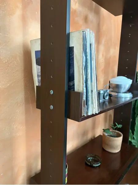 Foto de um(a) Estante modular 1980, da categoria de Estantes e Racks. 80’s | Estante modular fabricada em 1980 - essa peça contém duas colunas, um armário com prateleira interna e dois nichos,... Mostrado de uma perspectiva diferente. Vendido no marketplace Trésors.