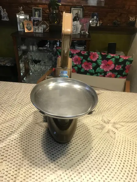 Foto de um(a) Balança antiga Filizola, da categoria de Outros objetos decorativos. Balança Filizola - Ficava no armazem de meus avós, em um balcão de madeira rustica, o qual o meu avô construiu. Item de... Mostrado de uma perspectiva diferente. Vendido no marketplace Trésors.