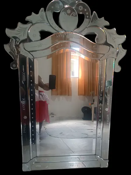 Foto de um(a) Espelho veneziano, da categoria de Espelhos. Uma obra de arte artesanal originária de Veneza, tipicamente do século XVI ou posterior, conhecida por seus detalhes... Mostrado de uma perspectiva diferente. Vendido no marketplace Trésors.