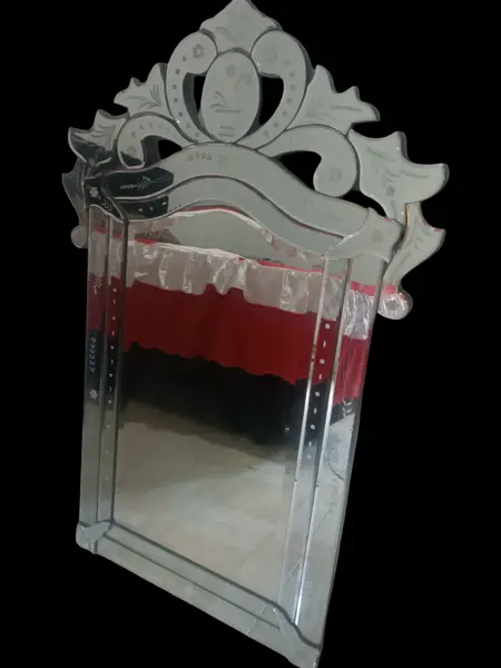 Foto de um(a) Espelho veneziano, da categoria de Espelhos. Uma obra de arte artesanal originária de Veneza, tipicamente do século XVI ou posterior, conhecida por seus detalhes... Mostrado de uma perspectiva diferente. Vendido no marketplace Trésors.