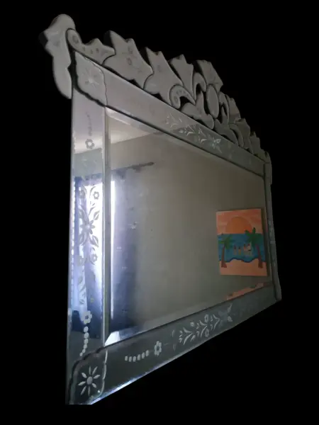 Foto de um(a) Espelho veneziano horizontal, da categoria de Espelhos. Uma obra de arte artesanal originária de Veneza, tipicamente do século XVI ou posterior, conhecida por seus detalhes e... Mostrado de uma perspectiva diferente. Vendido no marketplace Trésors.