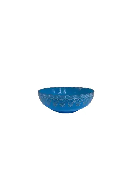 Foto de um(a) Centro de mesa em opalina azul clara, da categoria de Centro de mesa. Centro de mesa em opalina azul com borda rendada e decoração floral pintada à mão em dourado e branco. Formato arredondado... Vendido no marketplace Trésors.