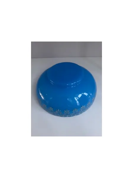 Foto de um(a) Centro de mesa em opalina azul clara, da categoria de Centro de mesa. Centro de mesa em opalina azul com borda rendada e decoração floral pintada à mão em dourado e branco. Formato arredondado... Mostrado de uma perspectiva diferente. Vendido no marketplace Trésors.