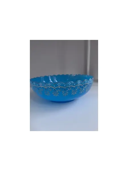Foto de um(a) Centro de mesa em opalina azul clara, da categoria de Centro de mesa. Centro de mesa em opalina azul com borda rendada e decoração floral pintada à mão em dourado e branco. Formato arredondado... Mostrado de uma perspectiva diferente. Vendido no marketplace Trésors.