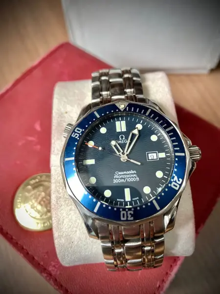 Foto de um(a) Relógio Omega Seamaster, da categoria de Relógios de coluna e chão. Relógio em excelente estado, modelo Seamaster (Referência 2541.80.00): Diâmetro 41 mm, pulseira em aço, QuartzoCor do... Mostrado de uma perspectiva diferente. Vendido no marketplace Trésors.