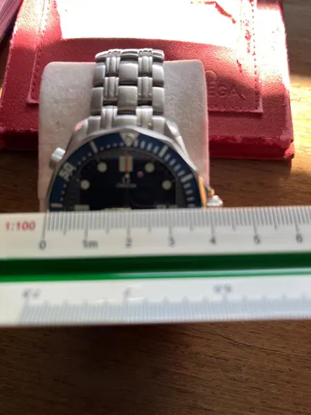 Foto de um(a) Relógio Omega Seamaster, da categoria de Relógios de coluna e chão. Relógio em excelente estado, modelo Seamaster (Referência 2541.80.00): Diâmetro 41 mm, pulseira em aço, QuartzoCor do... Mostrado de uma perspectiva diferente. Vendido no marketplace Trésors.
