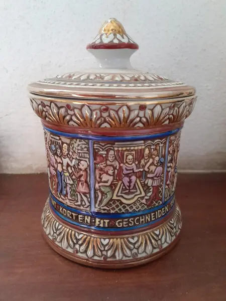Foto de um(a) Raro potiche em porcelana + pote decorativo, da categoria de Garrafas, potes e jarros. Antigo potiche Ceramarte com tampa, em porcelana pintado à mão, com ricos detalhes em relevo. A pintura mostra a história de... Mostrado de uma perspectiva diferente. Vendido no marketplace Trésors.