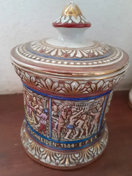 Foto de um(a) Raro potiche em porcelana + pote decorativo, da categoria de Garrafas, potes e jarros. Antigo potiche Ceramarte com tampa, em porcelana pintado à mão, com ricos detalhes em relevo. A pintura mostra a história de... Mostrado de uma perspectiva diferente. Vendido no marketplace Trésors.