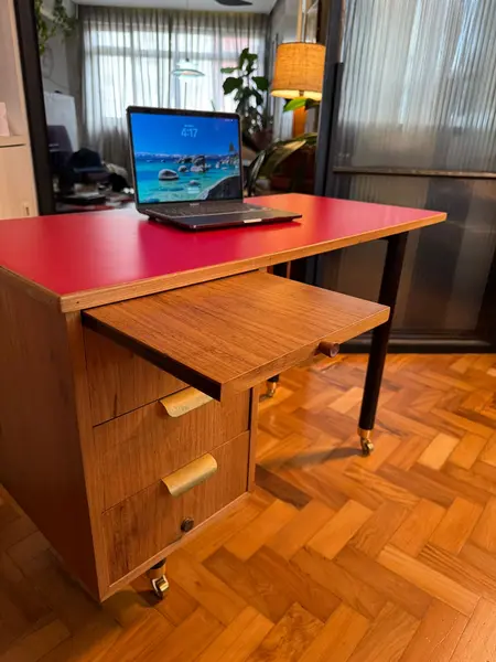 Foto de um(a) Escrivaninha Antiga Moveis Cimo - 1963 Original, da categoria de Escrivaninhas e Mesas de escritório. Escrivaninha antiga Móveis Cimo Selada, ano 1963, original. Comprada e restaurada em 2019, quando o tampo foi revestido em... Mostrado de uma perspectiva diferente. Vendido no marketplace Trésors.