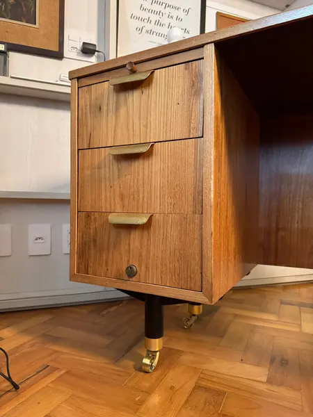 Foto de um(a) Escrivaninha Antiga Moveis Cimo - 1963 Original, da categoria de Escrivaninhas e Mesas de escritório. Escrivaninha antiga Móveis Cimo Selada, ano 1963, original. Comprada e restaurada em 2019, quando o tampo foi revestido em... Mostrado de uma perspectiva diferente. Vendido no marketplace Trésors.