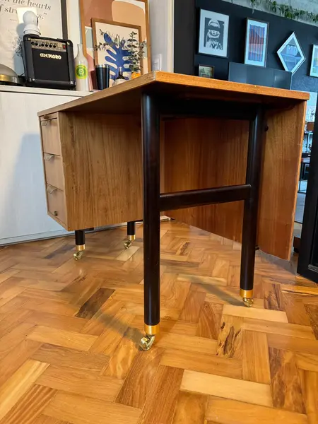 Foto de um(a) Escrivaninha Antiga Moveis Cimo - 1963 Original, da categoria de Escrivaninhas e Mesas de escritório. Escrivaninha antiga Móveis Cimo Selada, ano 1963, original. Comprada e restaurada em 2019, quando o tampo foi revestido em... Mostrado de uma perspectiva diferente. Vendido no marketplace Trésors.