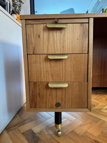 Foto de um(a) Escrivaninha Antiga Moveis Cimo - 1963 Original, da categoria de Escrivaninhas e Mesas de escritório. Escrivaninha antiga Móveis Cimo Selada, ano 1963, original. Comprada e restaurada em 2019, quando o tampo foi revestido em... Mostrado de uma perspectiva diferente. Vendido no marketplace Trésors.