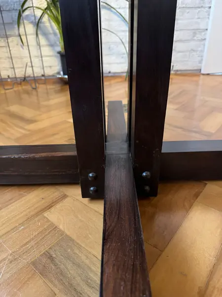 Foto de um(a) Mesa Jantar 4 lugares (120cm) em Jacarandá, da categoria de Mesas de Jantar. Linda mesa com pés em jacarandá e tampo com lâmina de jacarandá (restaurada em 2022). Perfeita para 4 lugares (120cm) OBS:... Mostrado de uma perspectiva diferente. Vendido no marketplace Trésors.