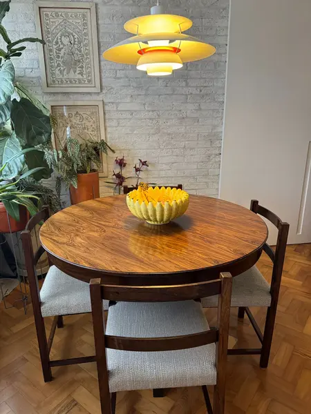 Foto de um(a) Mesa Jantar 4 lugares (120cm) em Jacarandá, da categoria de Mesas de Jantar. Linda mesa com pés em jacarandá e tampo com lâmina de jacarandá (restaurada em 2022). Perfeita para 4 lugares (120cm) OBS:... Mostrado de uma perspectiva diferente. Vendido no marketplace Trésors.