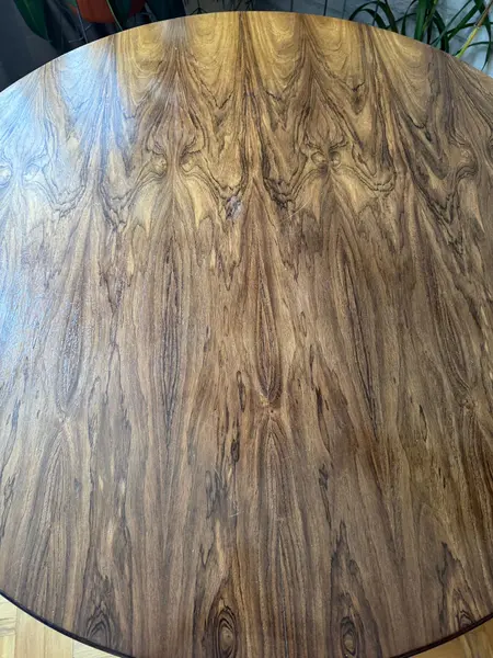 Foto de um(a) Mesa Jantar 4 lugares (120cm) em Jacarandá, da categoria de Mesas de Jantar. Linda mesa com pés em jacarandá e tampo com lâmina de jacarandá (restaurada em 2022). Perfeita para 4 lugares (120cm) OBS:... Mostrado de uma perspectiva diferente. Vendido no marketplace Trésors.