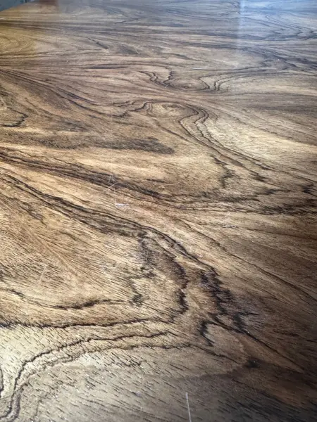 Foto de um(a) Mesa Jantar 4 lugares (120cm) em Jacarandá, da categoria de Mesas de Jantar. Linda mesa com pés em jacarandá e tampo com lâmina de jacarandá (restaurada em 2022). Perfeita para 4 lugares (120cm) OBS:... Mostrado de uma perspectiva diferente. Vendido no marketplace Trésors.