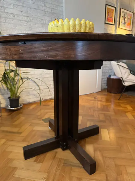 Foto de um(a) Mesa Jantar 4 lugares (120cm) em Jacarandá, da categoria de Mesas de Jantar. Linda mesa com pés em jacarandá e tampo com lâmina de jacarandá (restaurada em 2022). Perfeita para 4 lugares (120cm) OBS:... Mostrado de uma perspectiva diferente. Vendido no marketplace Trésors.