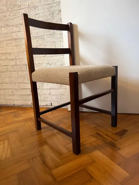 Foto de um(a) Cadeiras em Jacarandá Sérgio Rodrigues, da categoria de Cadeiras de jantar. Conjunto com quatro cadeiras Sérgio Rodrigues, confeccionadas em Jacarandá, restauradas em 2022. Forro atual em linhão... Mostrado de uma perspectiva diferente. Vendido no marketplace Trésors.