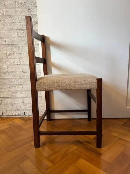 Foto de um(a) Cadeiras em Jacarandá Sérgio Rodrigues, da categoria de Cadeiras de jantar. Conjunto com quatro cadeiras Sérgio Rodrigues, confeccionadas em Jacarandá, restauradas em 2022. Forro atual em linhão... Mostrado de uma perspectiva diferente. Vendido no marketplace Trésors.