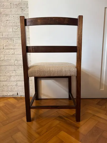 Foto de um(a) Cadeiras em Jacarandá Sérgio Rodrigues, da categoria de Cadeiras de jantar. Conjunto com quatro cadeiras Sérgio Rodrigues, confeccionadas em Jacarandá, restauradas em 2022. Forro atual em linhão... Mostrado de uma perspectiva diferente. Vendido no marketplace Trésors.