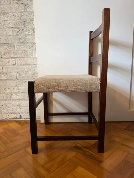 Foto de um(a) Cadeiras em Jacarandá Sérgio Rodrigues, da categoria de Cadeiras de jantar. Conjunto com quatro cadeiras Sérgio Rodrigues, confeccionadas em Jacarandá, restauradas em 2022. Forro atual em linhão... Mostrado de uma perspectiva diferente. Vendido no marketplace Trésors.