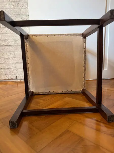 Foto de um(a) Cadeiras em Jacarandá Sérgio Rodrigues, da categoria de Cadeiras de jantar. Conjunto com quatro cadeiras Sérgio Rodrigues, confeccionadas em Jacarandá, restauradas em 2022. Forro atual em linhão... Mostrado de uma perspectiva diferente. Vendido no marketplace Trésors.