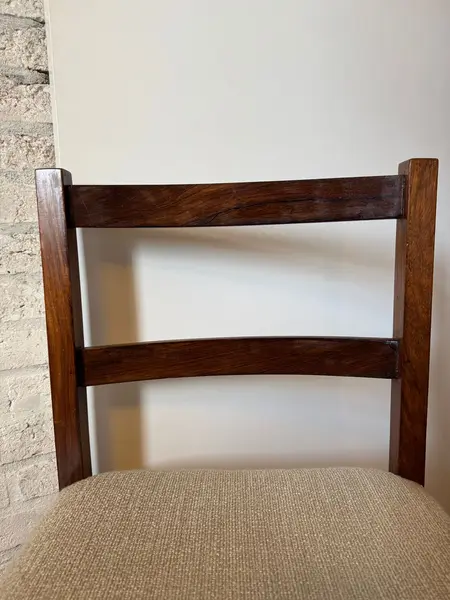 Foto de um(a) Cadeiras em Jacarandá Sérgio Rodrigues, da categoria de Cadeiras de jantar. Conjunto com quatro cadeiras Sérgio Rodrigues, confeccionadas em Jacarandá, restauradas em 2022. Forro atual em linhão... Mostrado de uma perspectiva diferente. Vendido no marketplace Trésors.