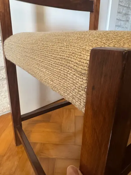 Foto de um(a) Cadeiras em Jacarandá Sérgio Rodrigues, da categoria de Cadeiras de jantar. Conjunto com quatro cadeiras Sérgio Rodrigues, confeccionadas em Jacarandá, restauradas em 2022. Forro atual em linhão... Mostrado de uma perspectiva diferente. Vendido no marketplace Trésors.