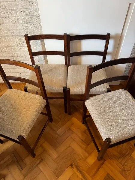 Foto de um(a) Cadeiras em Jacarandá Sérgio Rodrigues, da categoria de Cadeiras de jantar. Conjunto com quatro cadeiras Sérgio Rodrigues, confeccionadas em Jacarandá, restauradas em 2022. Forro atual em linhão... Mostrado de uma perspectiva diferente. Vendido no marketplace Trésors.