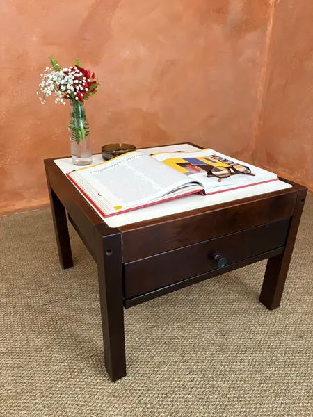 Foto de um(a) Mesa de apoio anos 70, da categoria de Mesas laterais. De linhas simples e desenho limpo, essa mesa quadrada combina estrutura em madeira maciça com tampo em fórmica branca,... Mostrado de uma perspectiva diferente. Vendido no marketplace Trésors.