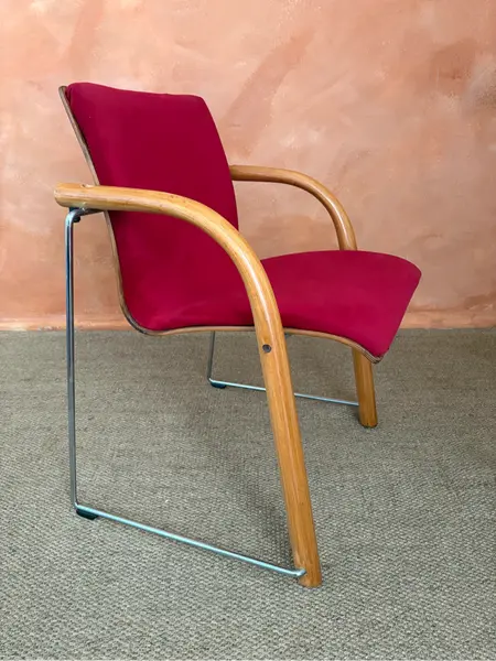 Foto de um(a) Cadeira Thonet S320, da categoria de Cadeiras, bancos e banquetas. Com o selo original da Thonet, a S320 é um modelo criado nos anos 1980 pelos designers Wulf Schneider & Ulrich Böhme.... Mostrado de uma perspectiva diferente. Vendido no marketplace Trésors.