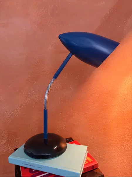 Foto de um(a) Luminária de mesa 50’s, da categoria de Iluminação de mesa e chão. 50’s | luminária de mesa em metal | Essa belezura tem base pintada em preto, haste cromada articulável e cúpula pintada em... Mostrado de uma perspectiva diferente. Vendido no marketplace Trésors.