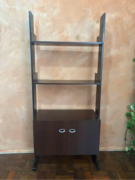 Foto de um(a) Estante modular 1980, da categoria de Estantes e Racks. 80’s | Estante modular fabricada em 1980 - essa peça contém duas colunas, um armário com prateleira interna e dois nichos,... Mostrado de uma perspectiva diferente. Vendido no marketplace Trésors.