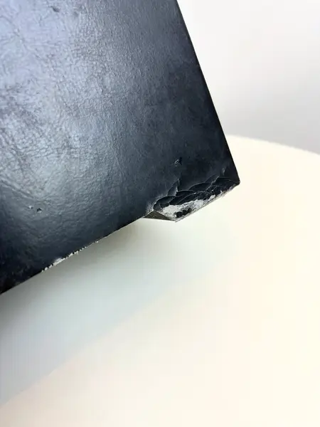 Foto de um(a) Porta joias ou cacarecos em madeira revestida, da categoria de Porta-Jóias. Porta joias ou cacarecos em madeira revestida em material sintético. Várias marcas do tempo e uso como nas fotos. Medidas:... Mostrado de uma perspectiva diferente. Vendido no marketplace Trésors.